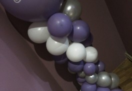 Брендированные колонны из воздушных шаров. Мультибрендовый магазин женской одежды Бурлеск.